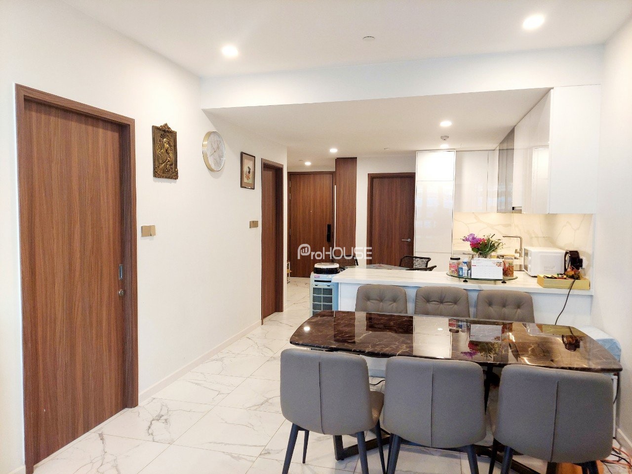 Bán căn hộ 2 phòng ngủ đầy đủ tiện nghi tại The Galleria Residence với nội thất cao cấp